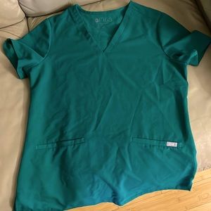 FIGS Casma Three Pocket Scrub Top in Hunter Green, Size S
